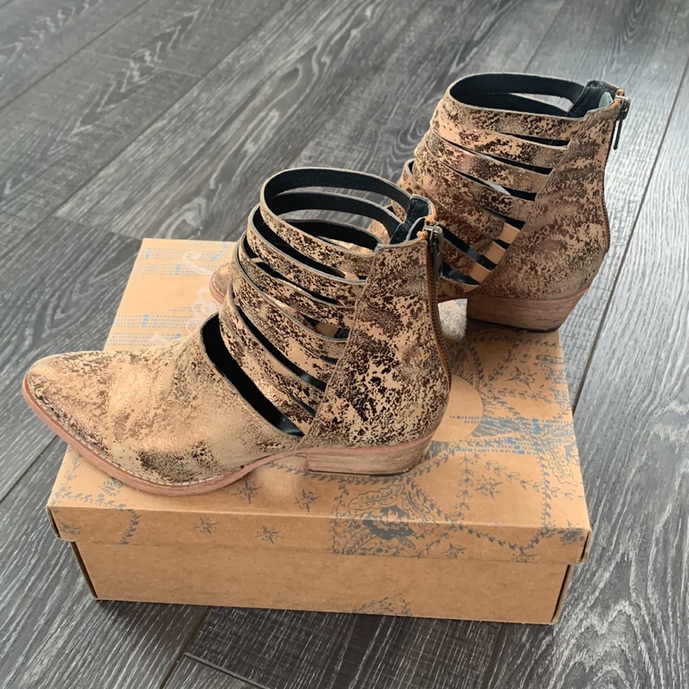 Free People SLOANE Ankle Bootie Boot Gold 37 Soft Leather - Picture 3 of 9
